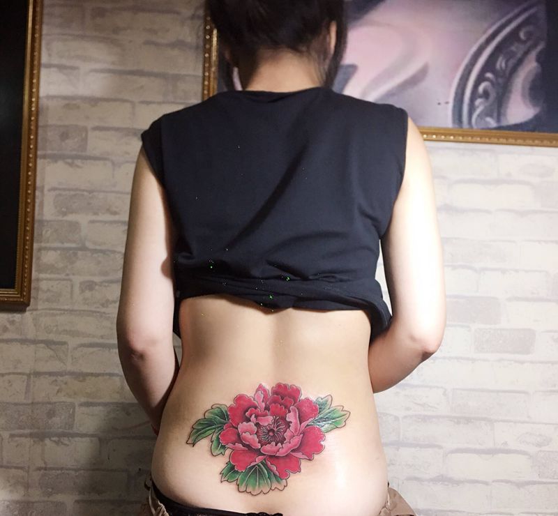 遮盖纹身图片_臀部纹身图案