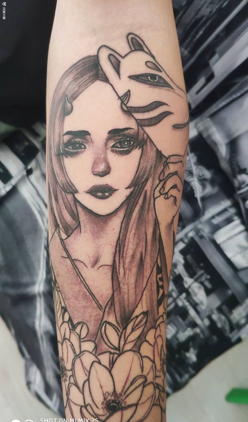 美女素花纹身图片_手臂新传统欧美写实纹身图案
