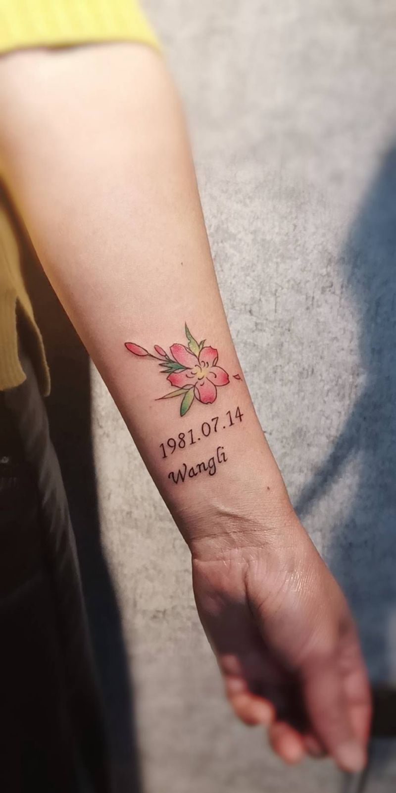 樱花字母纹身图片_手臂手部小清新纹身图案