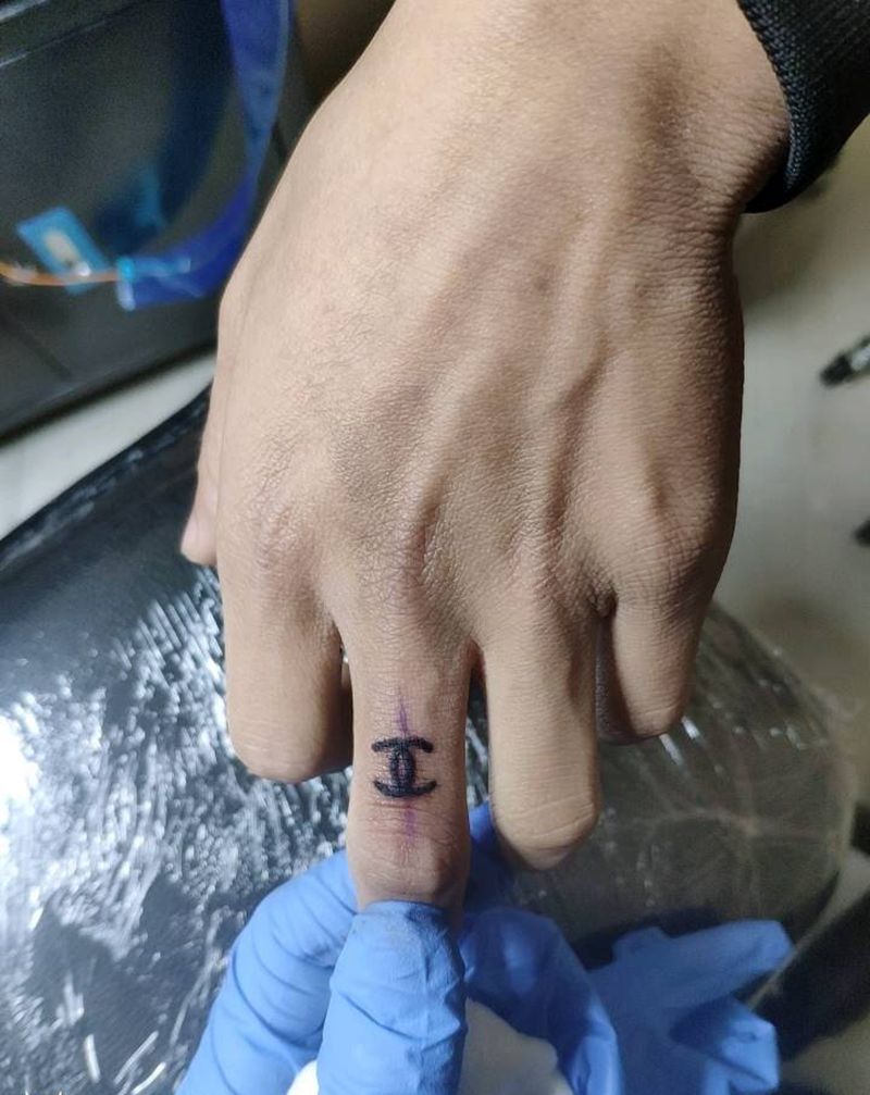 香奈儿纹身图片_手部几何纹身图案