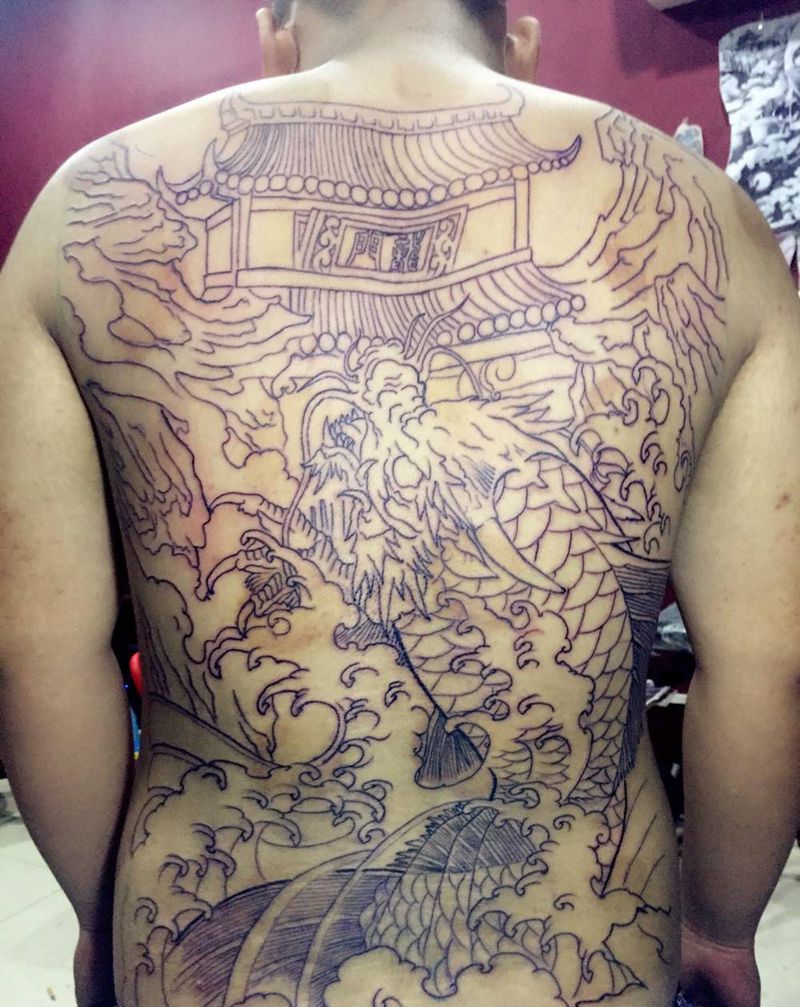 鲤鱼跃龙门。纹身图片_背部传统动物纹身图案