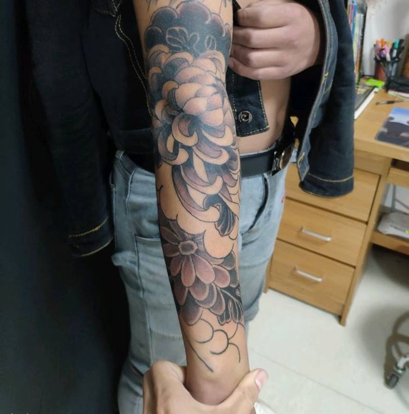 老传统菊花纹身图片_手臂老传统纹身图案