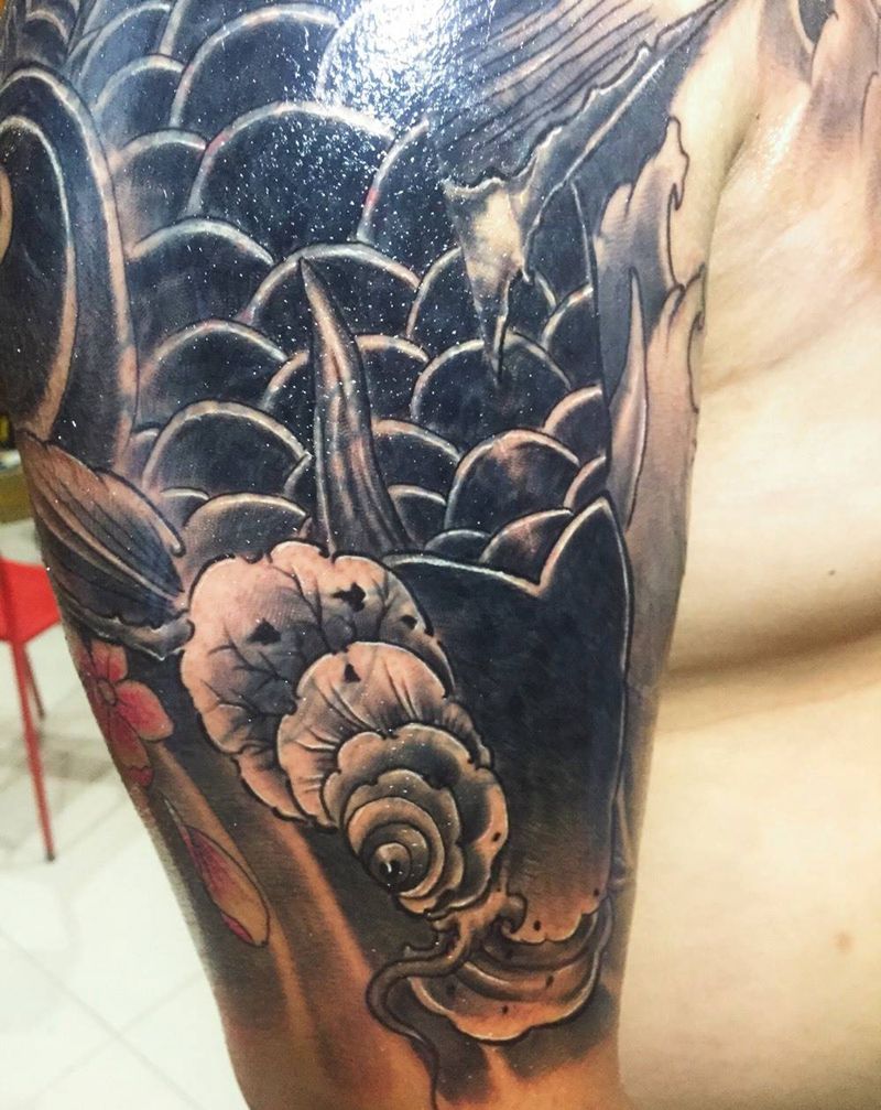 鲤鱼遮盖纹身图片_成品肩部手臂动物鲤鱼遮盖纹身图案