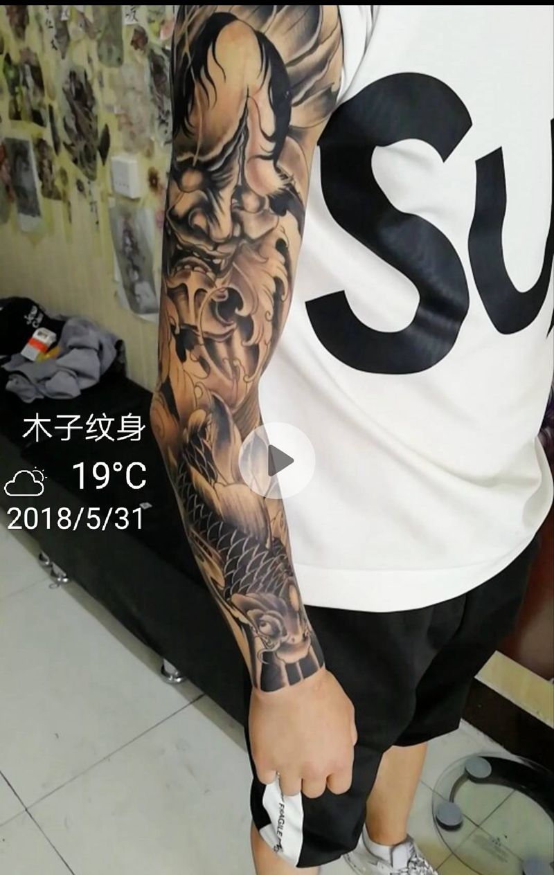 般若接鱼花臂纹身图片