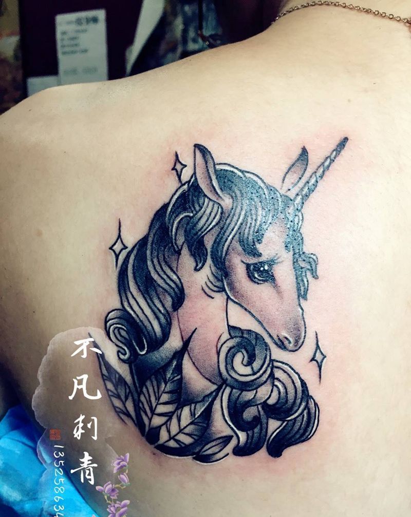 独角兽纹身图片_肩部背部New School纹身图案
