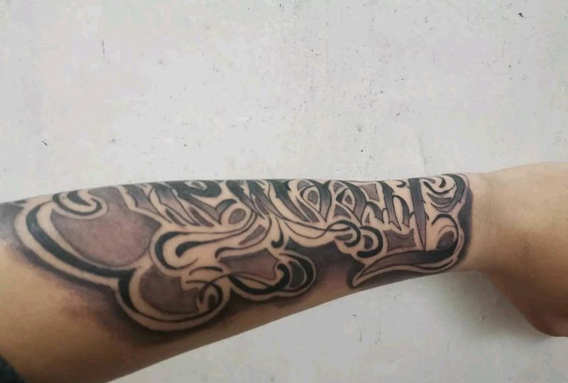 花体字纹身图片_手臂花体字纹身图案