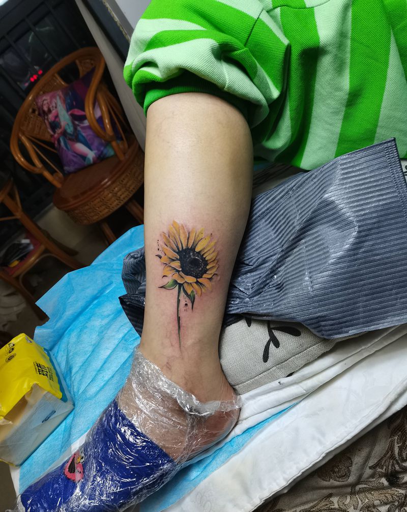 向日葵纹身图片_腿部水墨纹身图案