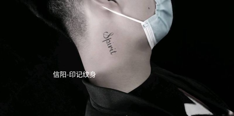 字母纹身图片_颈部纹身图案