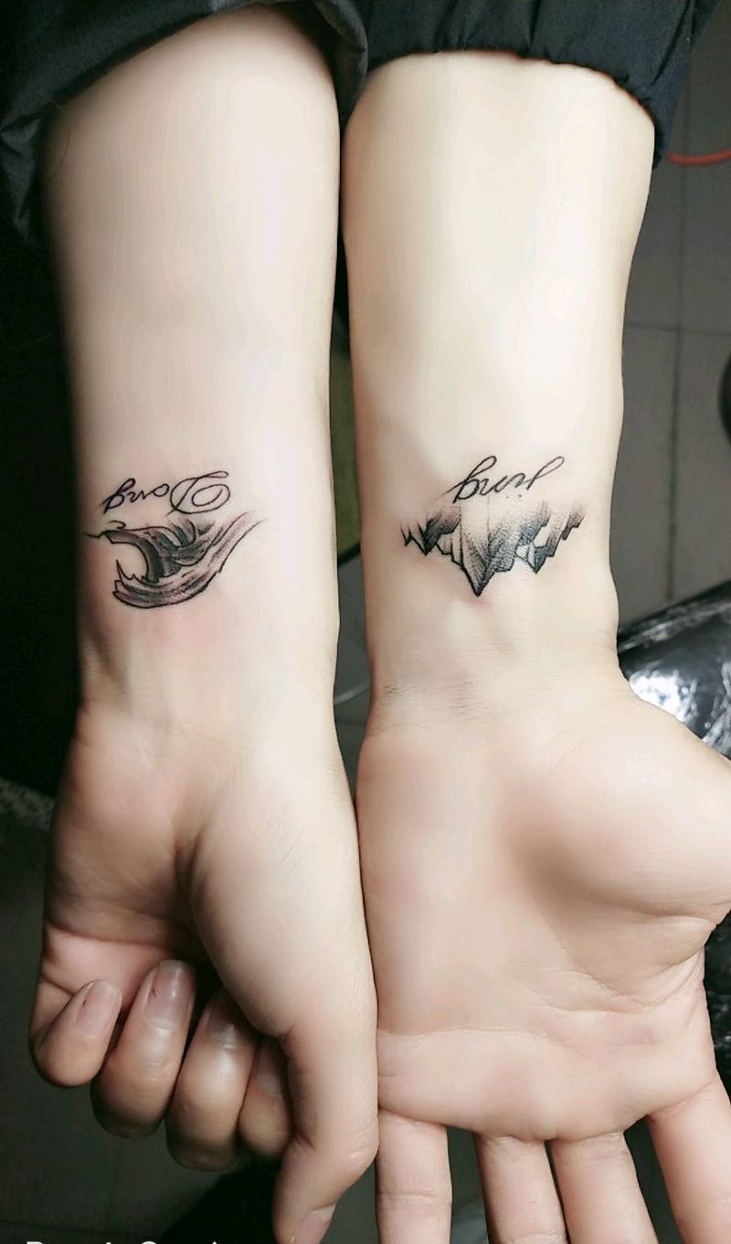 山 浪纹身图片_手部纹身图案