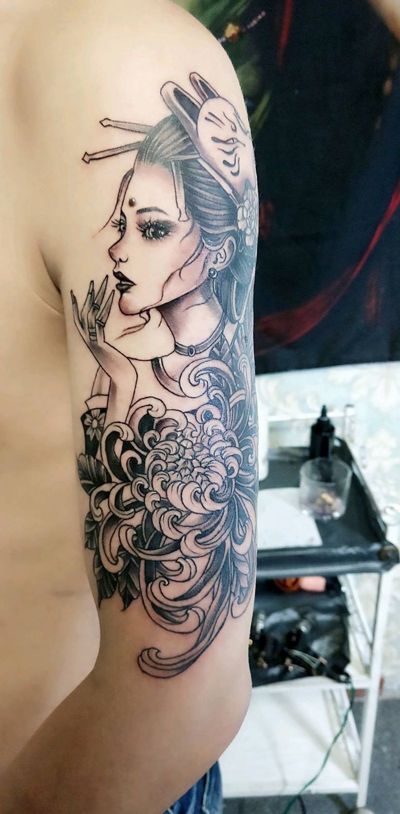 菊花与美女纹身图片_手臂新传统纹身图案