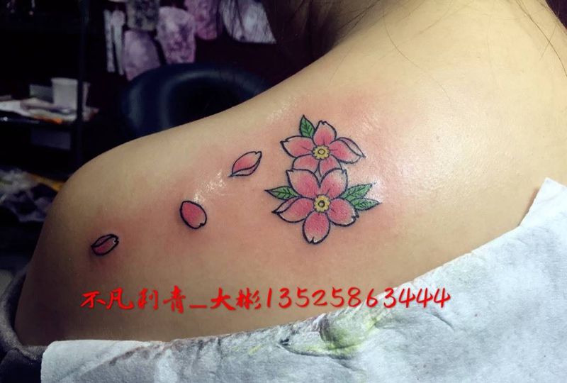 樱花纹身图片_植物肩部纹身图案