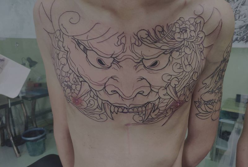 花胸线条纹身图片_胸部新传统纹身图案