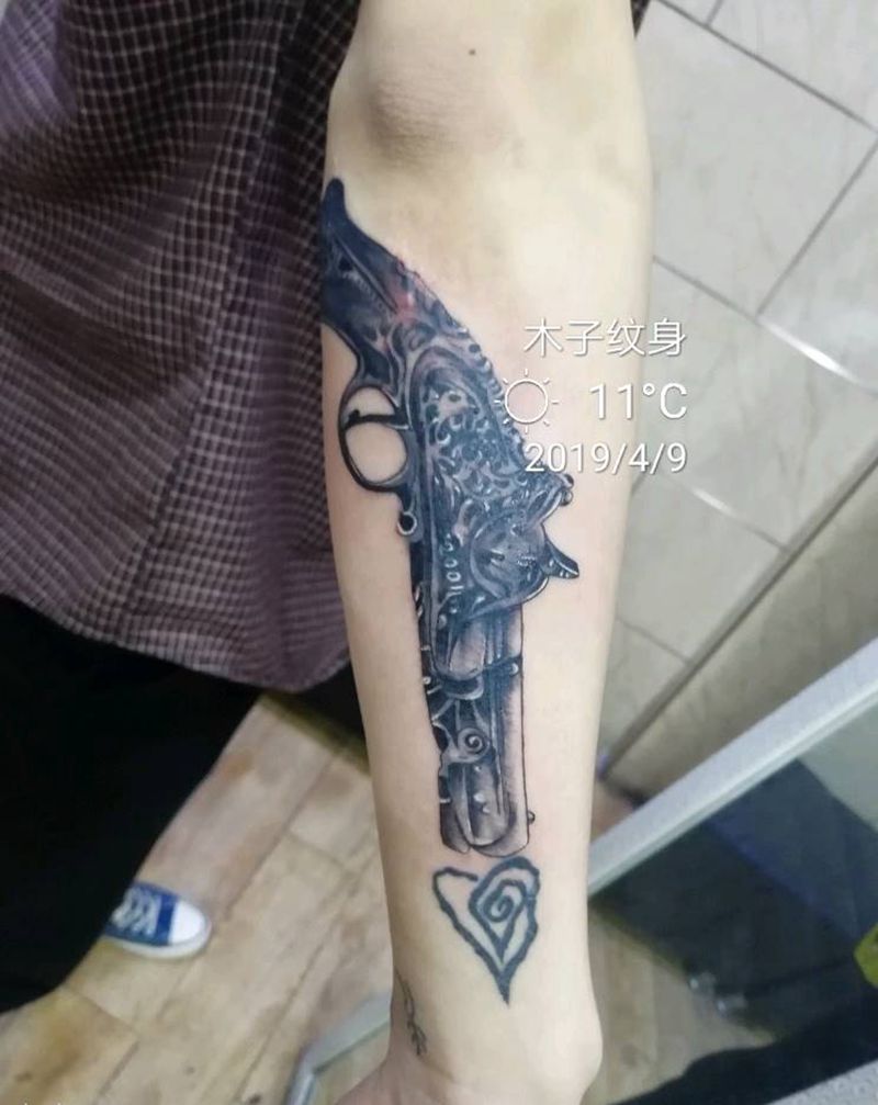 枪纹身图片_手臂纹身图案