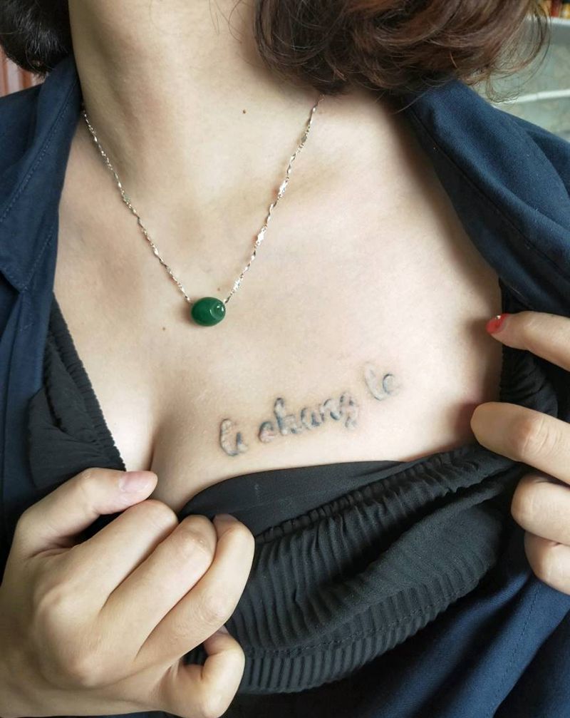 素花遮盖字母纹身图片_胸部点刺纹身图案