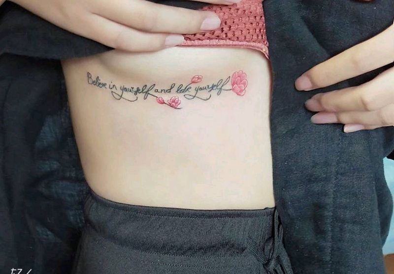 胸下纹身图片_胸部水彩纹身图案