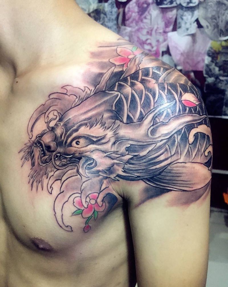 熬鱼纹身图片_成品肩部胸部传统动物纹身图案