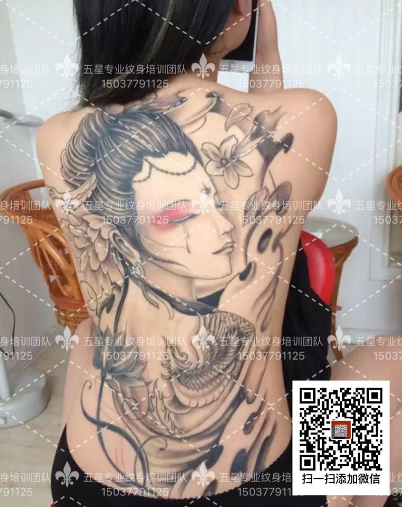 满背美女纹身图片