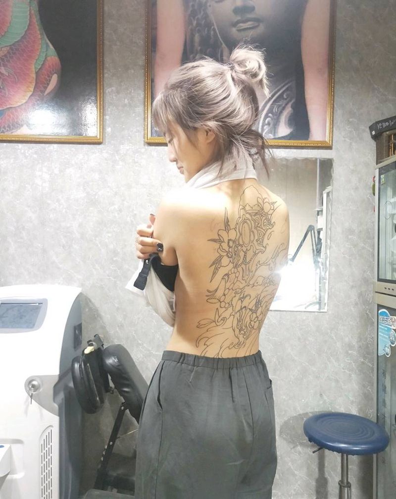 女生满背纹身图片_背部新传统纹身图案