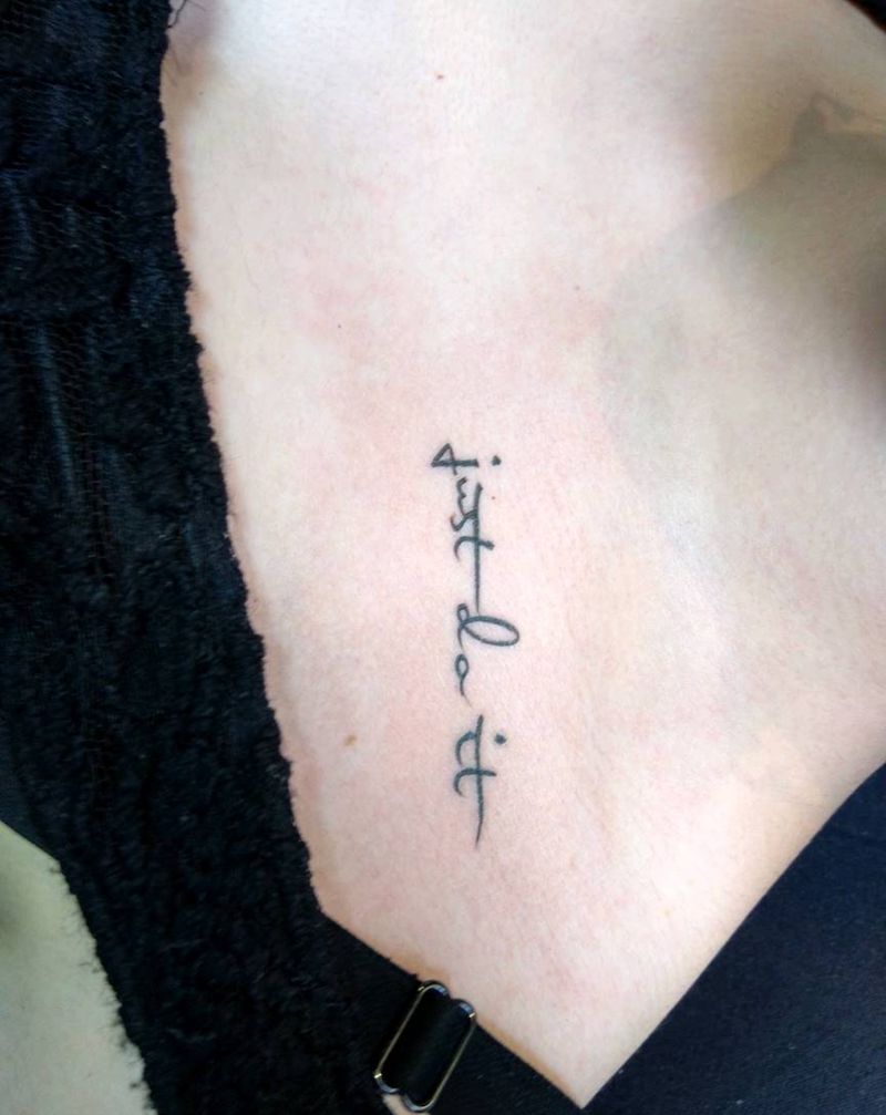 锁骨字母纹身图片