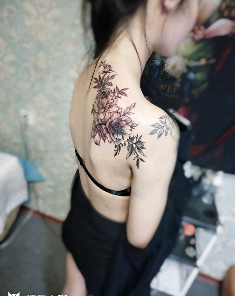 素花纹身图片_肩部点刺纹身图案