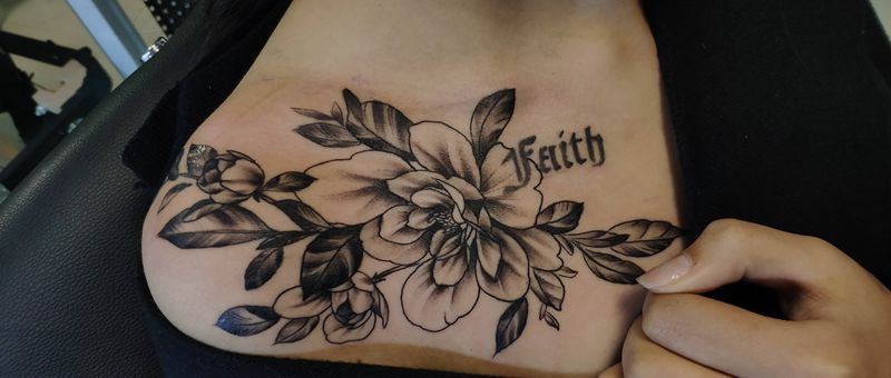 素花纹身图片_肩部新传统欧美写实纹身图案