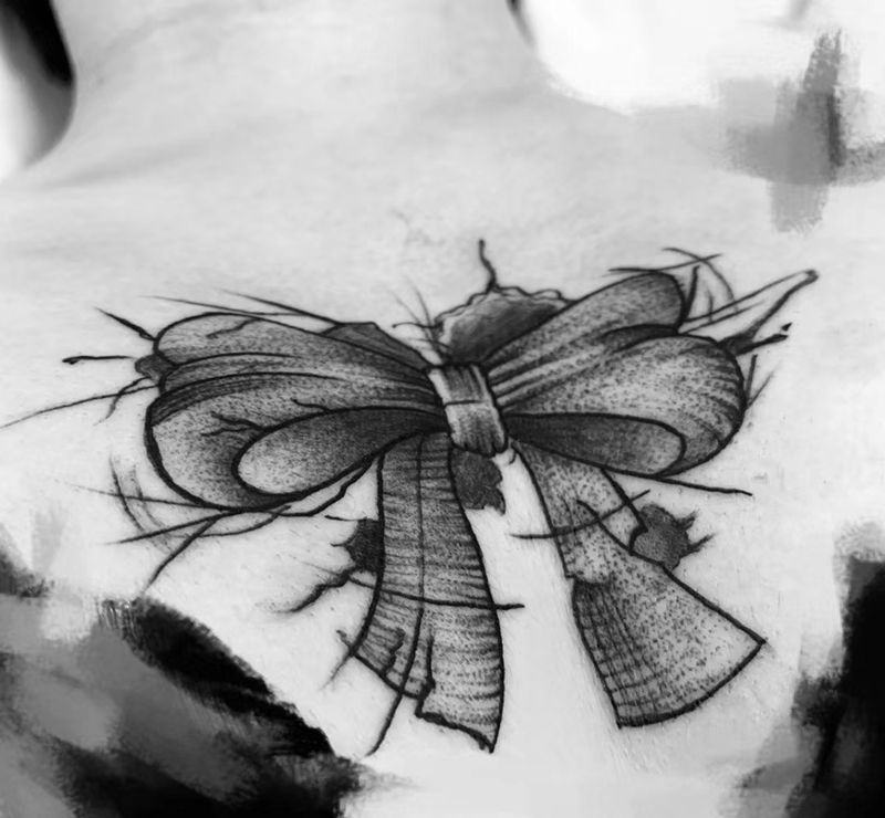 蝴蝶结纹身图片_胸部点刺纹身图案