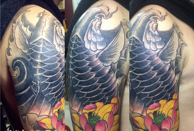 大臂锦鲤遮盖弥勒佛纹身图片_成品手臂传统动物鲤鱼纹身图案