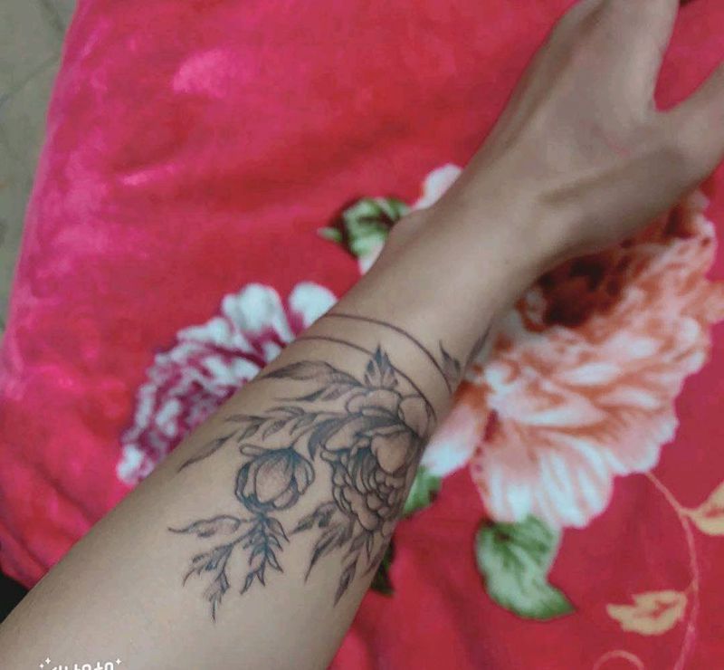 素花纹身图片_手臂点刺新传统纹身图案