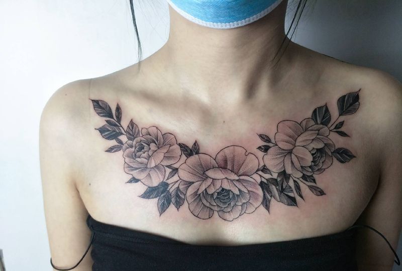 素花纹身图片_胸部点刺素花纹身图案