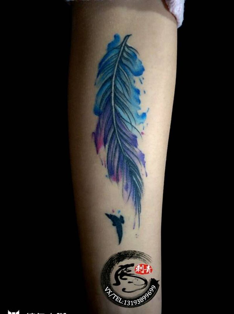 水彩晕染纹身图片_手臂清新成品纹身图案