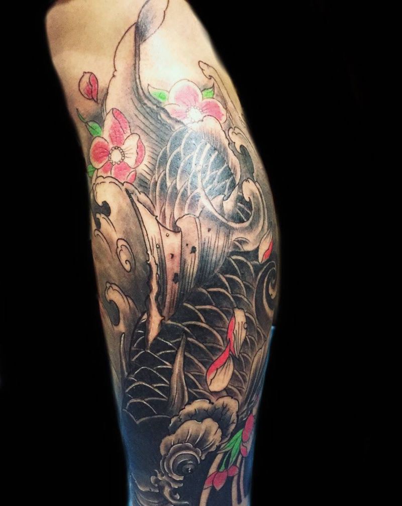 小腿锦鲤纹身图片_成品腿部传统动物鲤鱼纹身图案