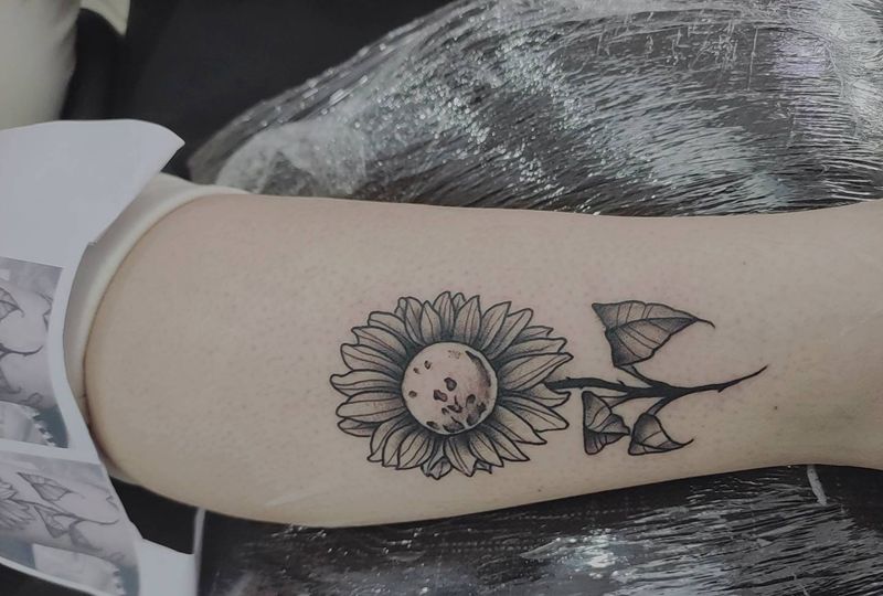 向日葵纹身图片_腿部新传统纹身图案