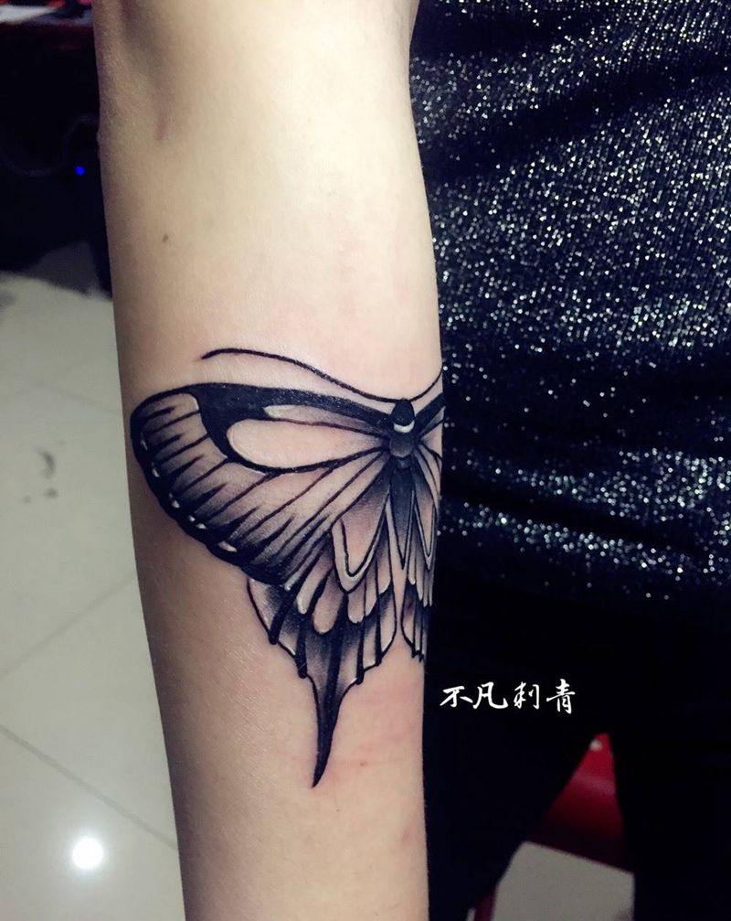 黑蝴蝶纹身图片