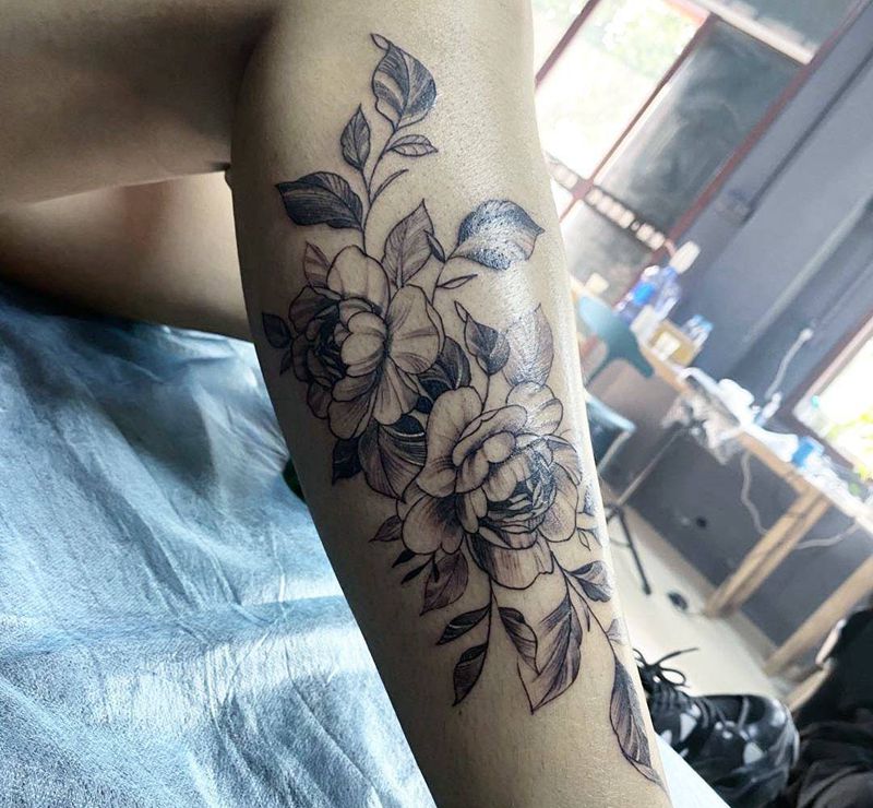 小腿素花纹身图片_腿部纹身图案