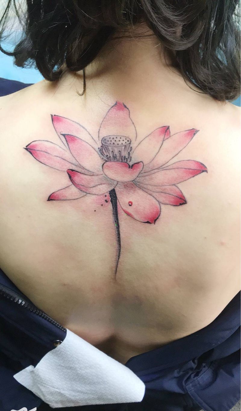 荷花纹身图片_颈部新传统纹身图案