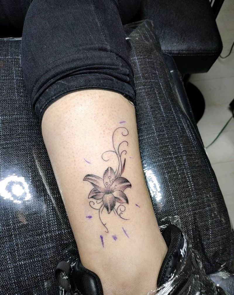 小花花纹身图片_腿部新传统花纹身图案