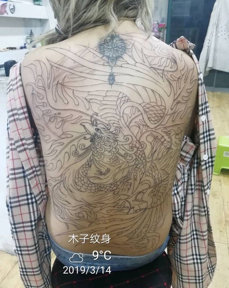 满背凤线条纹身图片