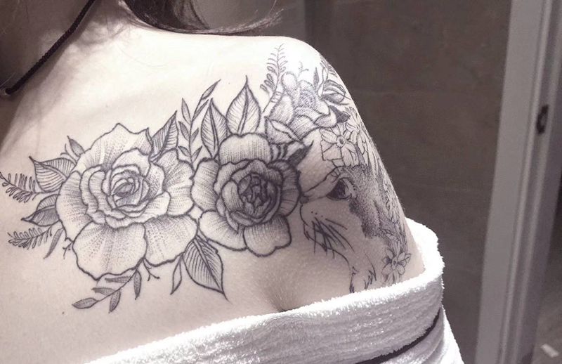 素花纹身图片_肩部点刺纹身图案