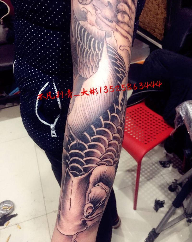 原创鲤鱼接小臂纹身图片_手臂纹身图案