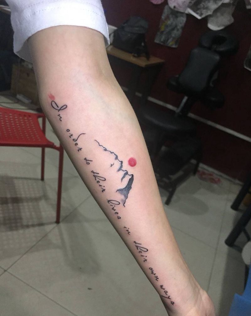 越过山丘，以自己喜欢的方式过一生纹身图片_成品手臂清新字符纹身图案