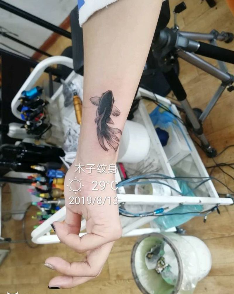 金鱼纹身图片_手臂纹身图案