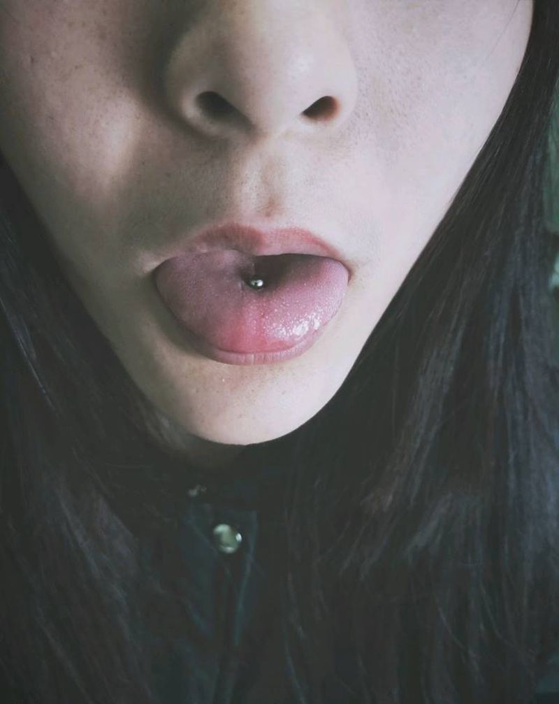 舌钉纹身图片_颈部新传统纹身图案