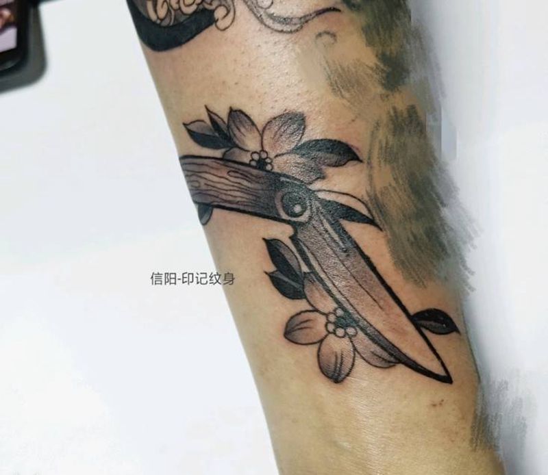 匕首纹身图片_手臂New School纹身图案