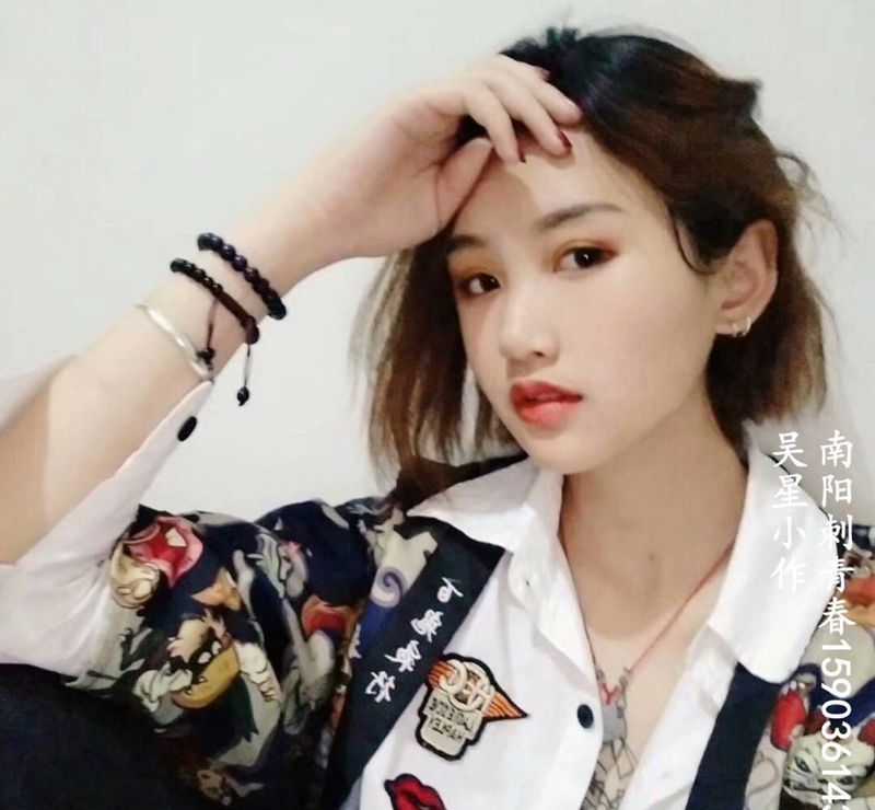 美女第一次纹身图片_成品胸部清新几何纹身图案