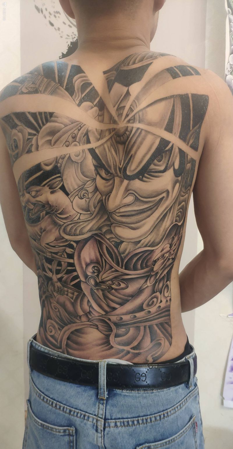 二郎神纹身图片_背部新传统纹身图案