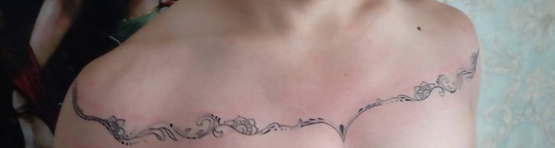 猜下是男是女?纹身图片_胸部点刺纹身图案