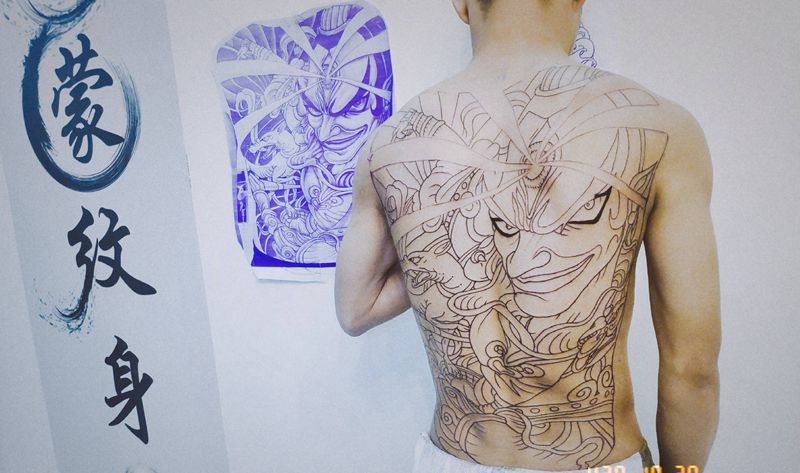 二郎神线条纹身图片_背部新传统纹身图案