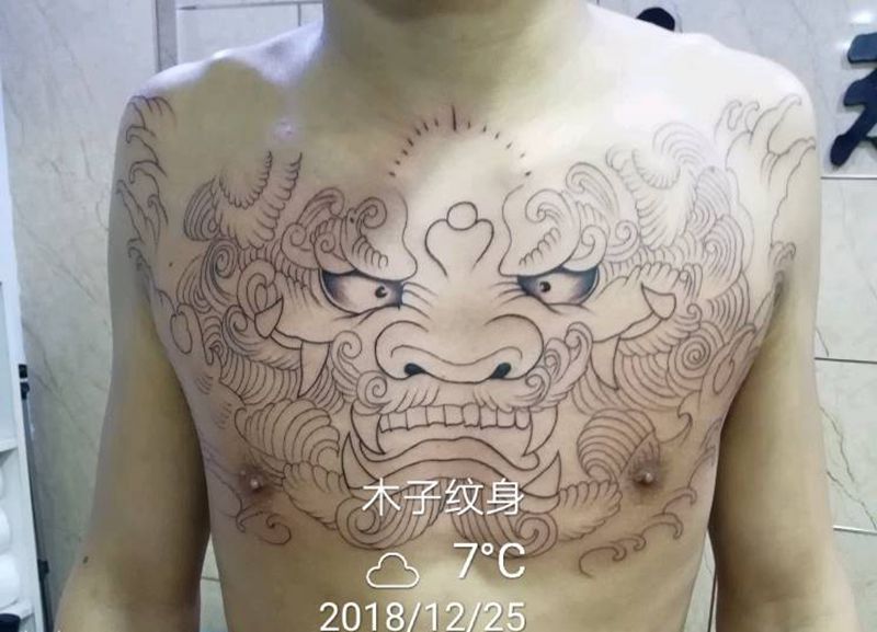 唐狮花胸纹身图片