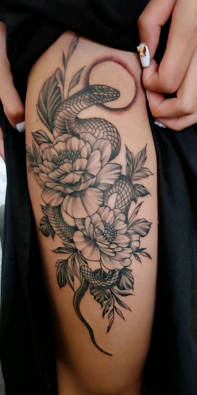 女生大腿蛇盘牡丹纹身图片_腿部点刺纹身图案