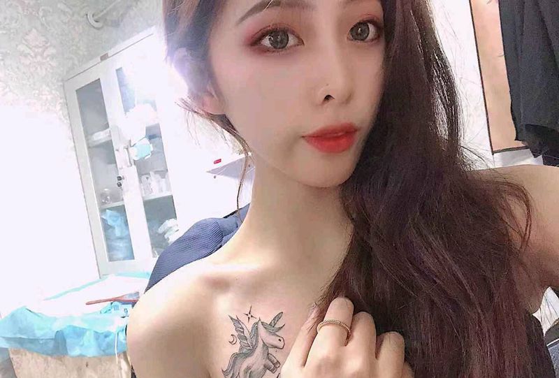 木马纹身图片_肩部点刺纹身图案